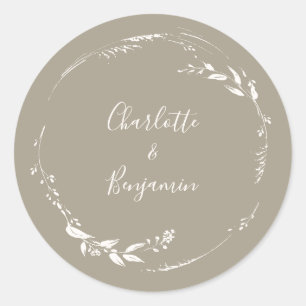 Boho Taupe Floral Wreath Calligraphy Personalisier Runder Aufkleber