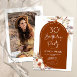 Boho Terracotta Arch Foto 30. Geburtstag Einladung<br><div class="desc">30. Geburtstagsfeier Party Einladung in Terrakotta verbrannt orange und weiß. Schönes modernes minimalistisches Design mit handgemalten botanischen Akzenten. Features Pampas Gras, Blätter, Rose und Typografie Skript-Schriftart. Trendy böhmisches Wüstenthema perfekt für Herbst, Winter, Frühling oder Sommer. Sie können gedruckte Einladungen auswählen und/oder eine digitale Vorlage zum sofortigen Download auswählen. Ideal für...</div>