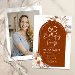 Boho Terracotta Arch Foto 60. Geburtstag Einladung<br><div class="desc">60. Geburtstagsfeier Einladung in Terrakotta verbrannt orange und weiß. Schönes modernes minimalistisches Design mit handgemalten botanischen Akzenten. Features Pampas Gras, Blätter, Rose und Typografie Skript-Schriftart. Trendy böhmisches Wüstenthema perfekt für Herbst, Winter, Frühling oder Sommer. Sie können gedruckte Einladungen auswählen und/oder eine digitale Vorlage zum sofortigen Download auswählen. Ideal für ein...</div>