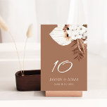 Boho Terracotta Brown Pampas Grass Floral Wedding Tischnummer<br><div class="desc">Die Boho Terracotta Brown Pampas Grass Floral Wedding Tischnummer, eine faszinierende Mischung aus böhmischem Charme und rustikaler Eleganz. Die skurrile Anziehungskraft von Pampasgras und zarten, weißen Orchideen, Set vor einem Hintergrund von weiß und terracotta braun, für eine botanisch-inspirierte Feier, die das Wesen der boho Romantik. Diese Tischnummer ist mit botanischen...</div>
