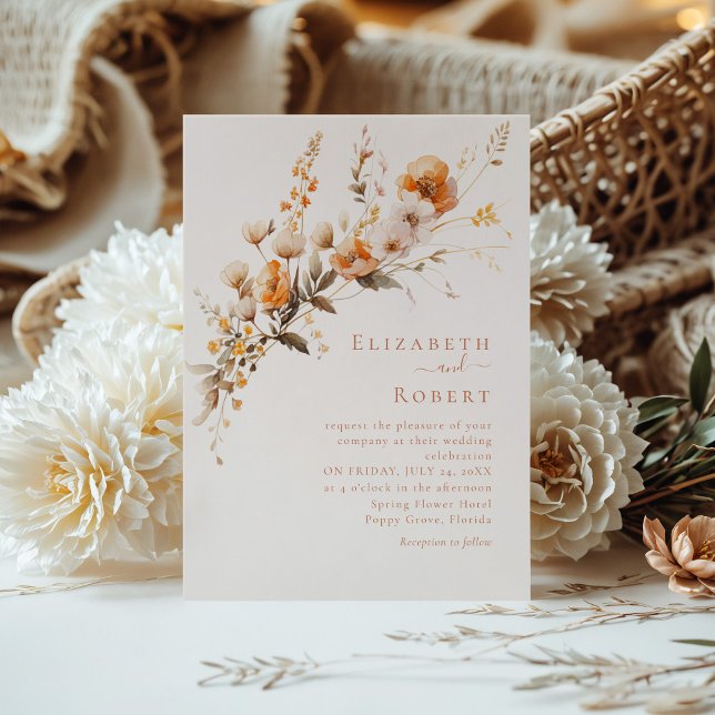 Boho Terracotta Burnt Orange Wildblumen Hochzeit Einladung (Boho Terracotta Burnt Orange Wildflowers Wedding Invitation on a table with a boho flower bouquet.)