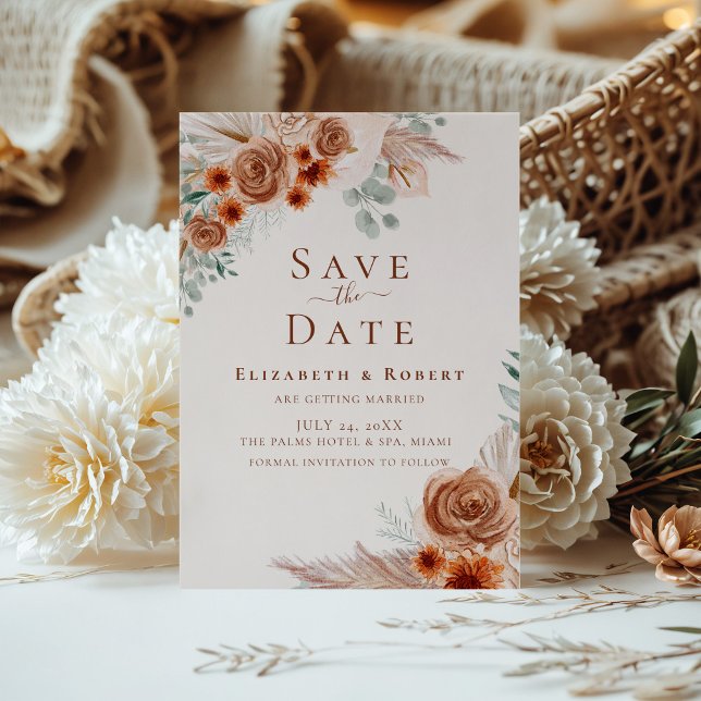 Boho Terracotta Floral Pampas Grass Save the Date Einladung (Boho Terracotta Floral Pampas Grass Save the Date Invitation on a sunny table with boho flowers)