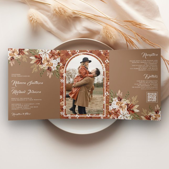 Boho Terracotta Floral Wildblume Beige Wedding Dreifach Gefaltete Einladung (Von Creator hochgeladen)