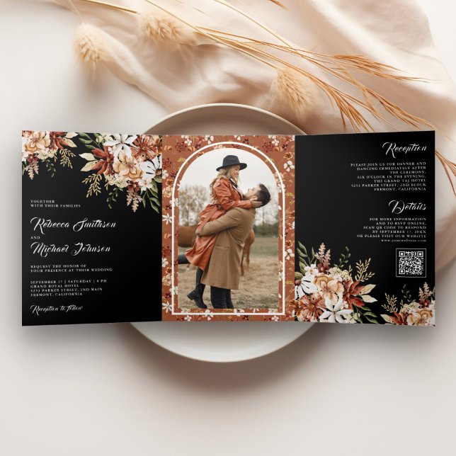 Boho Terracotta Floral Wildblume Black Wedding Dreifach Gefaltete Einladung (Von Creator hochgeladen)