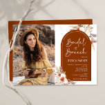 Boho Terracotta Foto Bridal Brunch Einladung<br><div class="desc">Boho Bridal Brunch Einladung in Terrakotta verbrannt orange und weiß mit einem Foto auf der Vorderseite. Schönes modernes minimalistisches Design mit handgemalten botanischen Akzenten. Features Pampas Gras, Blätter, Rose und Typografie Skript-Schriftart mit einem kleinen Herz. Trendy bohemianische Wüste Thema perfekt für Herbst, Winter, Frühling oder Sommer. Sie können gedruckte Einladungen...</div>