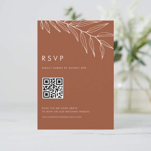 Boho Terracotta Minimalistisch Foliage Wedding QR  RSVP Karte (Stehend Vorderseite)