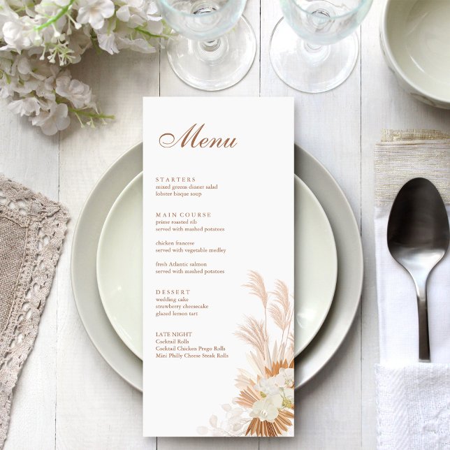 Boho Terracotta Pampas Grass Orchid Menükarte (Boho Terracotta Pampas Grass Orchid Menu Card on a boho white wedding dinner table.)