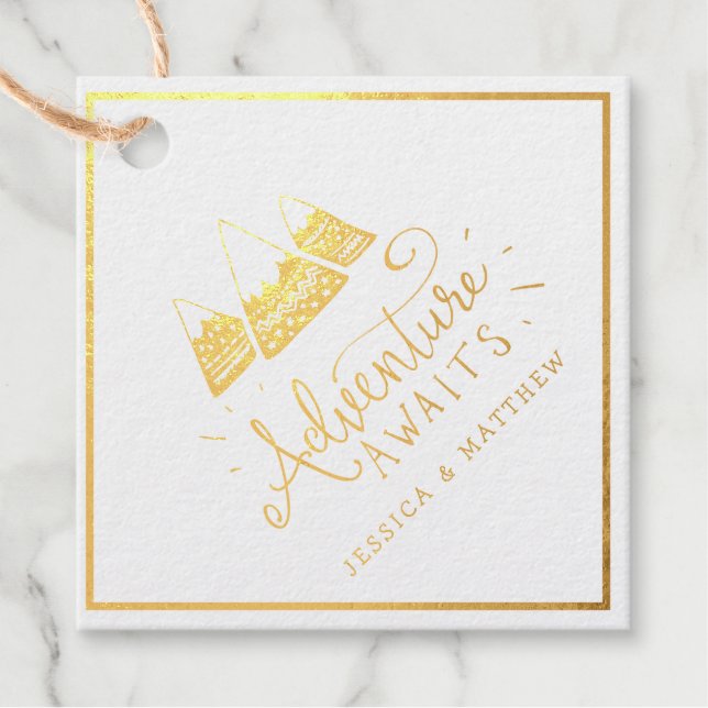Boho Tribal gold "Adventure Awaits" Baby Shower Geschenkanhänger (Vorderseite)