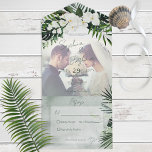 Boho Tropical Green Modernes Foto Kein Abendessen All In One Einladung<br><div class="desc">MIT ODER OHNE QR CODE ODER ABENDESOPTIONEN VERFÜGBAR. Dieses Design besticht durch eine wunderschöne tropische Vegetation und weiße Blumen auf einem sanften,  grünen Aquarell. Personalisieren Sie es mit Ihrem eigenen Foto. Ideal für die Ziel- oder Strandhochzeit. Erstellt von der einfachen Farmhouse Press.</div>