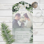 Boho Tropical Greenery Modernes Foto Abendessen All In One Einladung<br><div class="desc">MIT ODER OHNE QR CODE ODER ABENDESOPTIONEN VERFÜGBAR. Dieses Design besticht durch eine wunderschöne tropische Vegetation und weiße Blumen auf einem sanften,  grünen Aquarell. Personalisieren Sie es mit Ihrem eigenen Foto. Ideal für die Ziel- oder Strandhochzeit. Erstellt von der einfachen Farmhouse Press.</div>