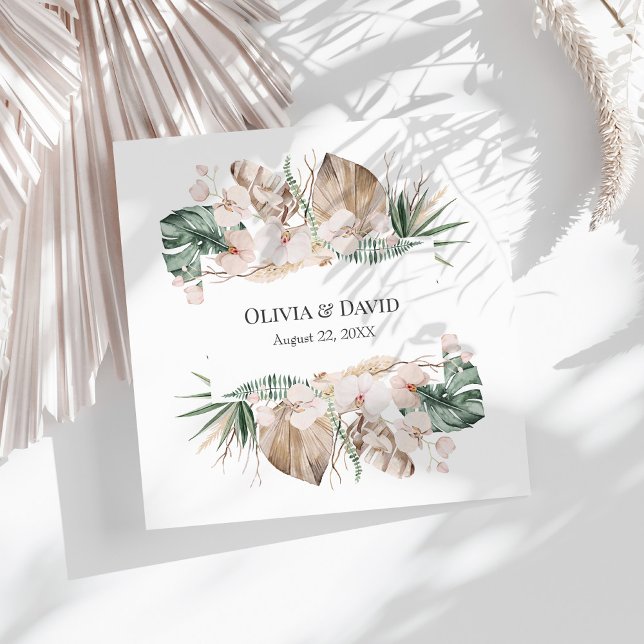Boho Tropical Orchid und Monstera Wedding Serviette (Boho Tropical Orchid and Monstera Wedding Paper Napkin on a sunny white table.)