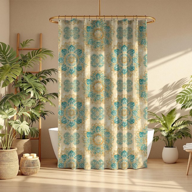 Boho Turquoise und Sand Beige Mandala Duschvorhang (Boho Turquoise and Sand Beige Mandala Shower Curtain in a boho bathroom with house plants.)