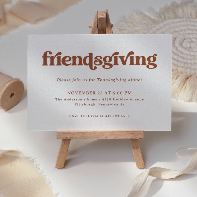 Boho und Retro | Freundliches Abendessen Einladung (A retro, boho Friendsgiving invitation with terracotta text on a simple white background)