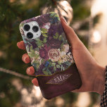 Boho Watercolor Floral Pattern - Burgundy Monogram Case-Mate iPhone 14 Hülle<br><div class="desc">Elegantes,  maximalistisches Blumenmuster im Wasser auf bordeauxfarbenem Hintergrund © 2020 Holiday Hearts Designs. Fügen Sie einfach Ihre Initialen hinzu,  um das Design zu vervollständigen. © 2021 Holiday Hearts Designs</div>