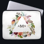 Boho Watercolor Florals Triangle Frame Monogram Laptopschutzhülle<br><div class="desc">Boho Watercolor Florals Triangle Frame Monogram Laptop Sleeve. Individuell anpassbarer Laptop-Ärmel mit Aquarellbildern wie rosa,  weiß,  orange und bordeauxfarbene Rose und Tulpen mit Blattwerk und Federn Akzent. Personalisieren Sie Ihre eigene Monografie. Dieser böhmische Laptop-Ärmel wird als Geschenk perfekt.</div>