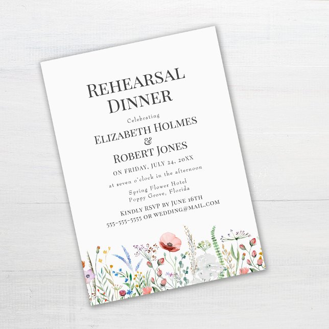 Boho Watercolor Wildblume Probe Abendessen Einladung (Wildflowers Rehearsal Dinner Invitation Template on white wooden table)