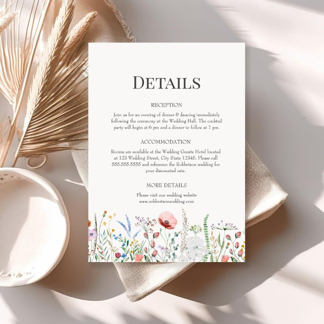 Boho Watercolor Wildblume Wedding Details Einladung (Boho Watercolor Wildflower Wedding Details Invitation on a sunny boho table with dry flowers.)