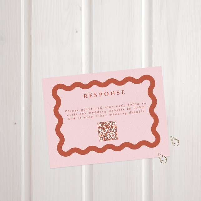 Boho Wavy Terracotta & Blush Wedding QR Code RSVP Karte (Von Creator hochgeladen)