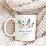 Boho Wedding Bouquet Personalisiert Bridesmaid Kaffeetasse<br><div class="desc">Die Tasse ist individuell gestaltet und bietet klassisch elegantes Drehbuch und einen rustikalen Blumenstrauß. Personalisieren Sie Ihren Namen und das Datum Ihrer Brautjungfrau für ein einzigartiges Brautparty Geschenk.</div>