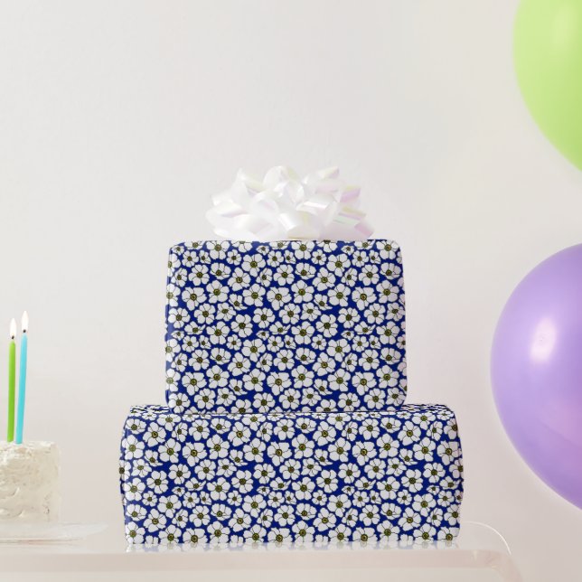 Boho Weiße Blumen Auf Blau  Geschenkpapier (Partygeschenke)