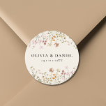 Boho Wildblume Beige Garden Wedding Runder Aufkleber<br><div class="desc">Fügen Sie Ihrer Hochzeitszeitung eine charmante Touch hinzu oder bevorzugen Sie unsere Boho Wildblume Beige Garden Wedding Classic Round Sticker. Dieser vielseitig einsetzbare Aufkleber mit feinen Wildblume-Illustrationen auf weichem beigen Hintergrund eignet sich hervorragend zum Versiegeln von Umschlägen, zur Verzierung von Gefälligkeitssäcken oder zum Hinzufügen einer persönlichen Touch zur Dekoration. Das...</div>