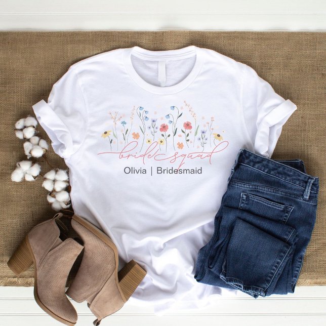 Boho Wildblume Bride Squad T-Shirt (Von Creator hochgeladen)