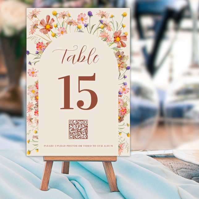Boho Wildblume Floral Arch QR Code Terracotta Tischnummer (Wildflower floral arch terracotta beige qr code custom wedding table number card boho rustic fall )