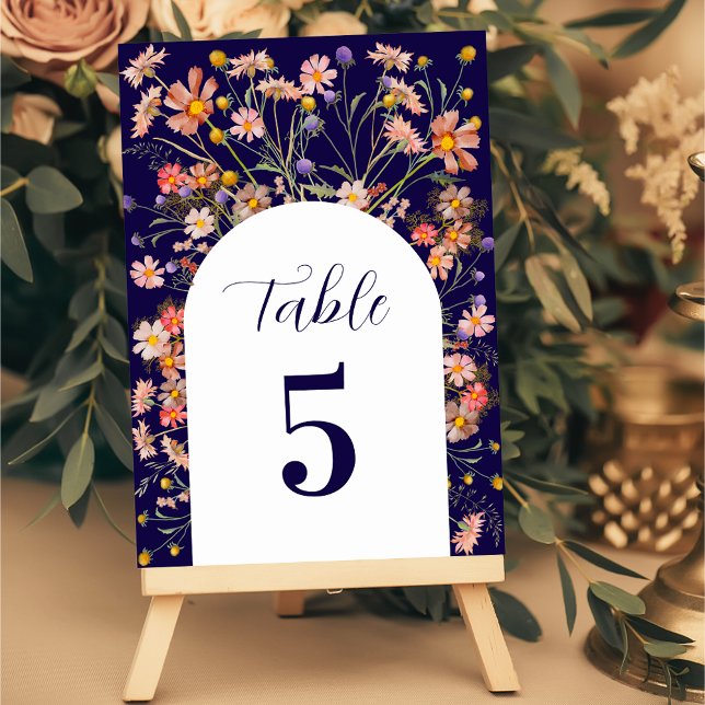 Boho Wildblume Floral Fall Navy Blue Wedding Tischnummer (Boho wildflower Floral arch navy blue and white Wedding table number card Elegant script)