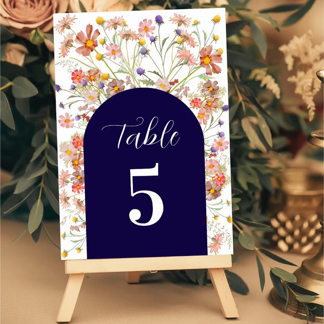 Boho Wildblume Floral Fall Navy Blue Wedding Tischnummer (Boho fall wildflower floral arch elegant script navy blue and white wedding table number card)