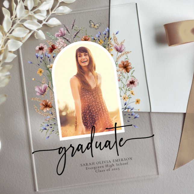 Boho Wildblume Graduate Foto Akryllische Einladung (Boho Wildflower Graduate Photo Acrylic Invitations with Butterfly by Painted Paperie
)