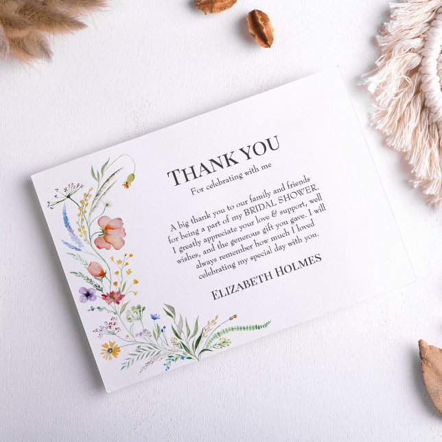 Boho Wildblume Meadow Brautparty Dankeskarte (Boho Wildflower Meadow Bridal Shower Thank You Card on a table with neutral boho decor.
)