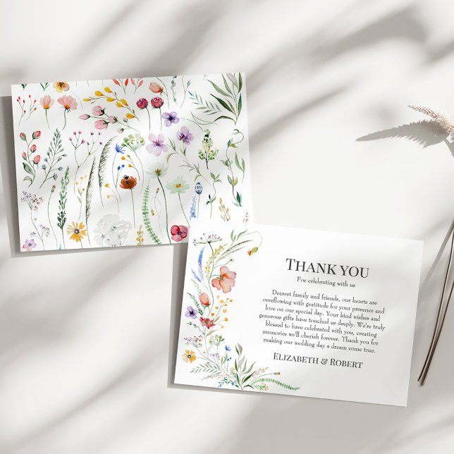 Boho Wildblume Meadow Wedding Dankeskarte (Boho Wildflower Meadow Wedding Thank You Card on a sunny white table.)