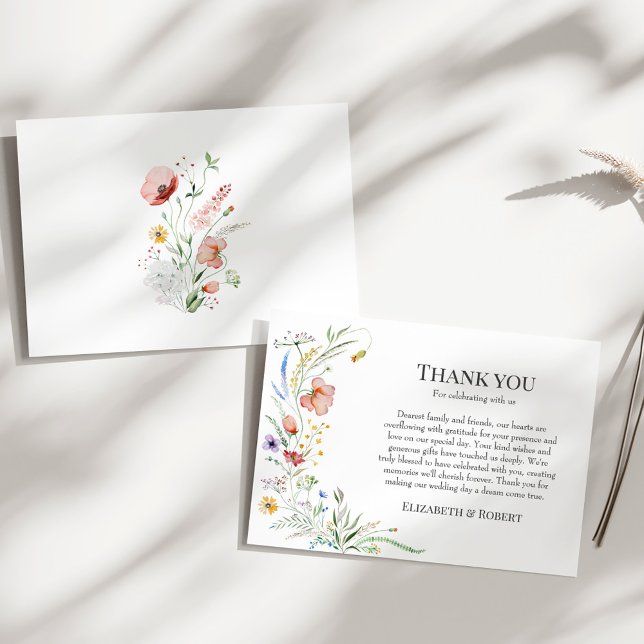 Boho Wildblume Meadow Wedding Dankeskarte (Boho Wildflower Meadow Wedding Thank You Card on a sunny white table.)