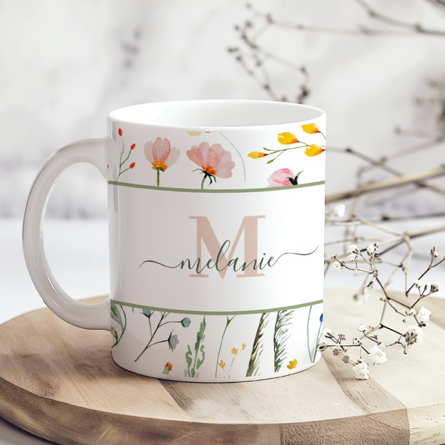 Boho Wildblumen Individuelle Name Monogram Kaffeetasse (Boho Wildflowers Custom Name Monogram Coffee Mug on a sunny boho wooden kitchen table.)