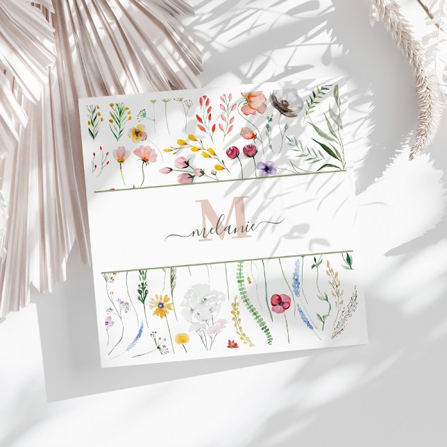Boho Wildblumen Individuelle Name Monogram Serviette (Boho Wildflowers Custom Name Monogram Napkins on a sunny white table.)