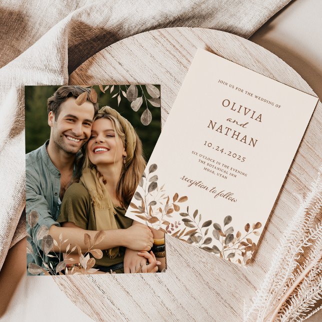 Boho Wildblumen | Neutral mit Foto Hochzeit Einladung (A boho wedding invitation with watercolor wildflowers and your photo, in a neutral color scheme)
