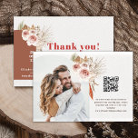 Boho Wüste getrocknete Blume Erdtöne Bogen Dank Dankeskarte<br><div class="desc">Geben Sie Ihren Hochzeitsgästen ein herzliches Dankeschön mit dieser schönen Blume-Bildkarte. Ihre Namen und Ihr Hochzeitstermin werden über einem modernen Bohypass geschrieben, der mit Wüstenwüsten-Blume in Aquarellen und getrockneten Palmen-Blätter auf der Vorderseite dieser modernen Boho-Karte verziert ist. Diese Karte ist auch mit Ihrer eigenen Danksagung in einem serifenbraunen Schriftart anpassbar....</div>