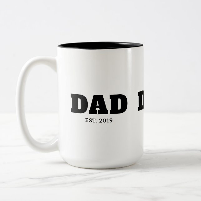 Bold Black & White Text Est Year Dad Zweifarbige Tasse (Links)