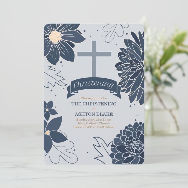 Bold Blue Botanicals mit Cross Christening Einladung (Stehend Vorderseite)