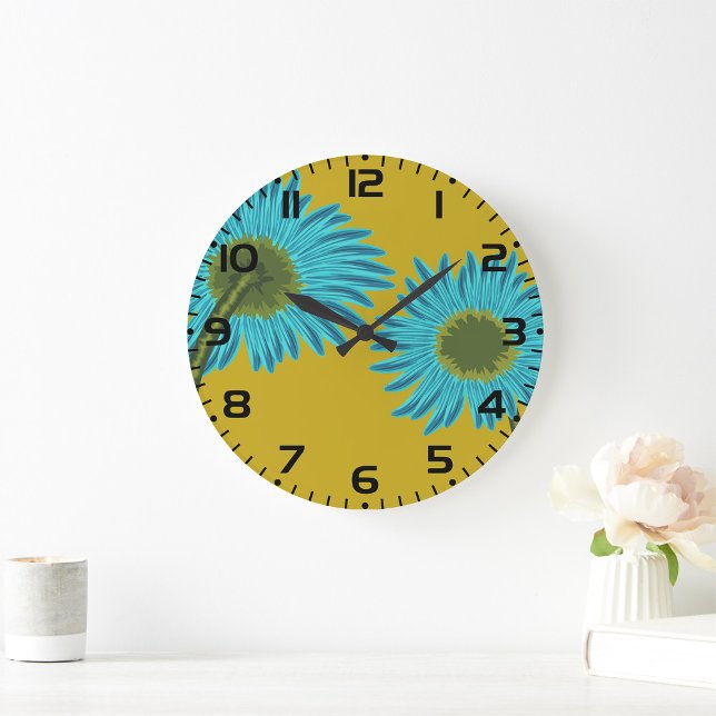 Bold Blue Daisy Art auf Mustard Yellow Background Große Wanduhr (Von Creator hochgeladen)