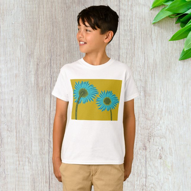 Bold Blue Daisy Art auf Mustard Yellow Background T-Shirt (Von Creator hochgeladen)