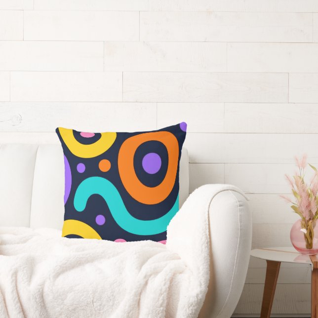 Bold Geometric Circles Throw Pillow Kissen (Liege)