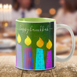 Bold Menorah Candles Happy Hanukkah Script Green Zweifarbige Tasse<br><div class="desc">"Happy Hanukkah." Hier ist ein einfacher Weg, jeden Morgen in die Urlaubsstimmung zu kommen. Genießen Sie Ihren Tag mit Ihrem Lieblingsgetränk in dieser farbenfrohen, maßgeschneiderten Hanukkah-Tasse. Eine spielerische, künstlerische Illustration blauer Menorahkerzen mit bunten Imitat-Folienmustern und moderner Typografie überlagert einen reichen, grünen strukturierten Hintergrund. Ändern Sie den Gruß, wenn gewünscht, um...</div>