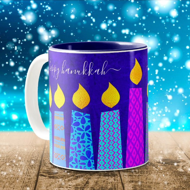 Bold Menorah Candles Happy Hanukkah Skript auf Blu Zweifarbige Tasse (Von Creator hochgeladen)