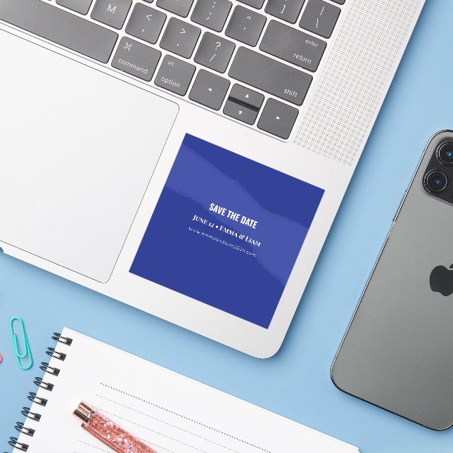 Bold Minimal Wedding Einladung in Deep Blue Aufkleber (Laptop mit iPhone)