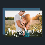 Bold Modern Calligraphy Happy Hanukkah Foto Feiertagskarte<br><div class="desc">Happy Hanukkah! Senden Sie Hanukkah Wünsche an Familie und Freunde mit dieser anpassbaren Hanukkah-Karte. Es zeichnet sich durch moderne Kalligraphie aus. Personalisieren Sie diese durch Hinzufügen von Namen und Fotos. Diese Foto Happy Hanukkah Karte ist in anderen Cardstock erhältlich.</div>
