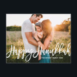 Bold Modern Calligraphy Happy Hanukkah Foto Feiertagspostkarte<br><div class="desc">Happy Hanukkah! Senden Sie Hanukkah Wünsche an Familie und Freunde mit dieser anpassbaren Hanukkah Postkarte. Es zeichnet sich durch moderne Kalligraphie aus. Personalisieren Sie diese durch Hinzufügen von Namen und Fotos. Diese Kalligraphie Happy Hanukkah Postkarte ist in anderen Karton erhältlich.</div>