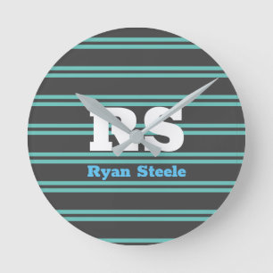 Bold Monogram & Name, Lt. Teal Lines on Dark Grey Runde Wanduhr