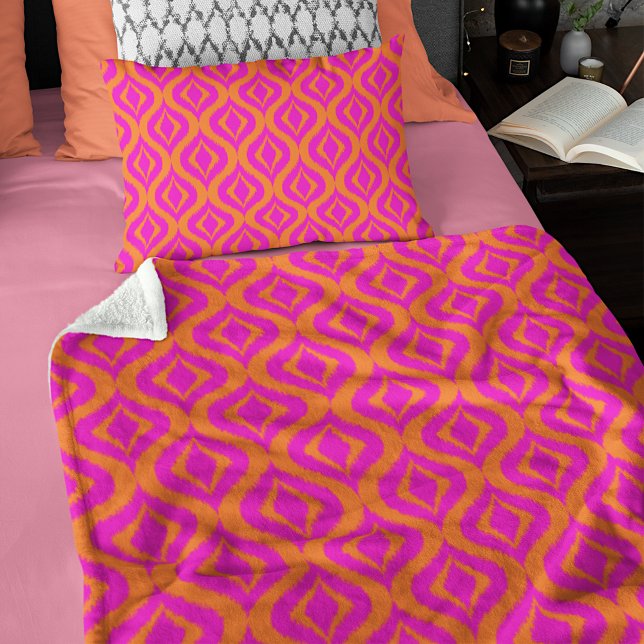 Bold Orange Hot Pink Summer Ikat Ogee Art Muster Fleecedecke (Von Creator hochgeladen)
