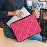 Bold Orange Hot Pink Summer Ikat Ogee Art Muster Laptopschutzhülle<br><div class="desc">Schönes zeitgenössisches,  lebhaftes,  heißes Rosa und leuchtend orangefarbenes Bohemisches Ikat-Ogee-Muster. Verziertes,  elegantes und trendiges Hipster-Design für extravagante Innenarchitektin,  künstlerische Modediva,  beliebter angesagter Trendsetter,  Vintages Retro,  Jugendstil-Deko-Kunststil oder abstrakter grafischer,  geometrischer Motiv-Liebhaber</div>